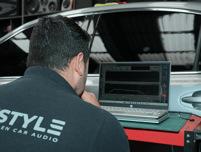 <h4><span style="text-decoration:underline">Especialistas en Car Audio</span></h4><h1>Ingeniería de sonido<br/>para tu vehículo</h1>